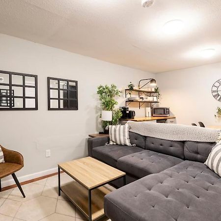 Adorable 2-Bedroom Modern Basement Denver Bagian luar foto