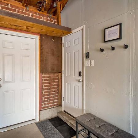 Adorable 2-Bedroom Modern Basement Denver Bagian luar foto