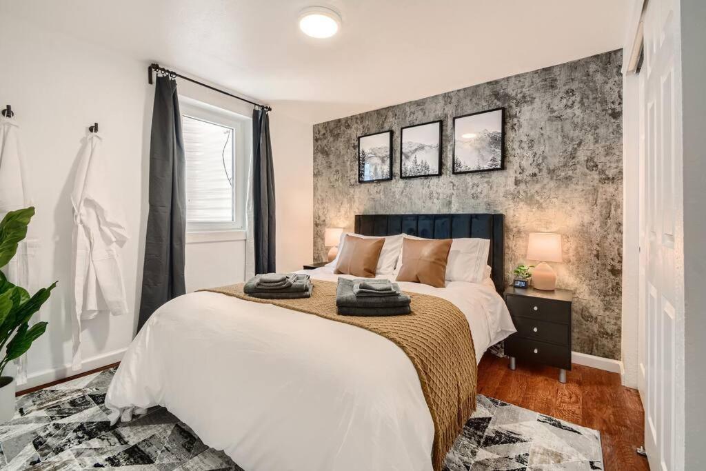 Adorable 2-Bedroom Modern Basement Denver Bagian luar foto