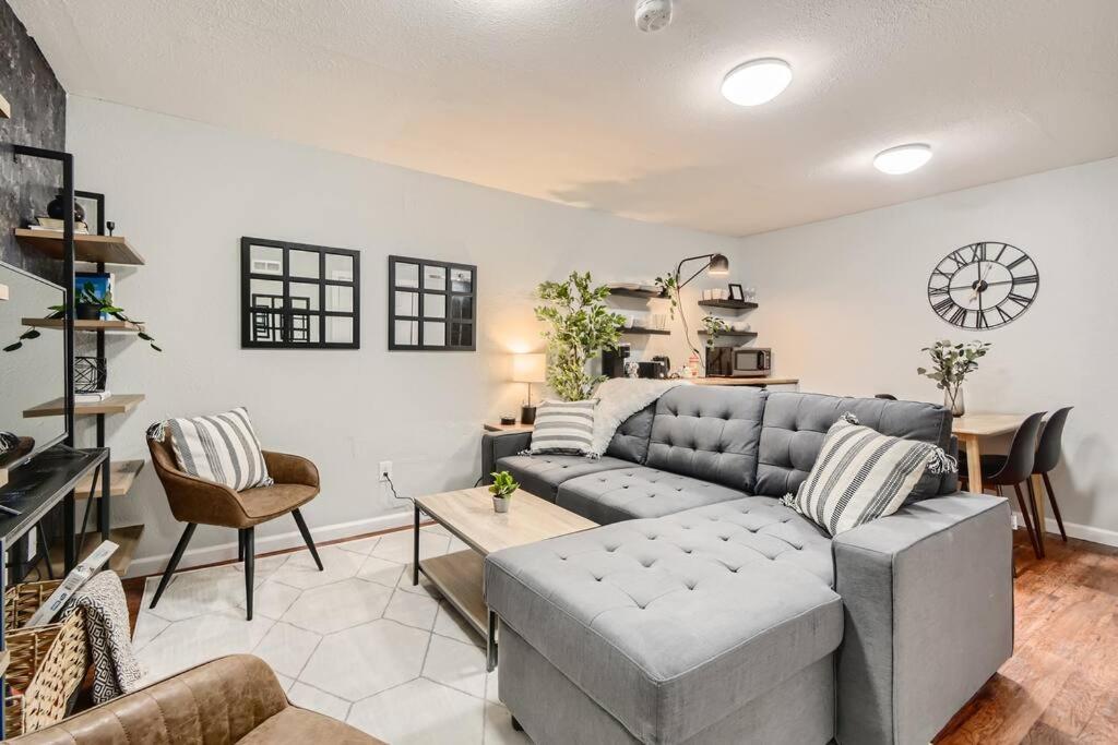 Adorable 2-Bedroom Modern Basement Denver Bagian luar foto