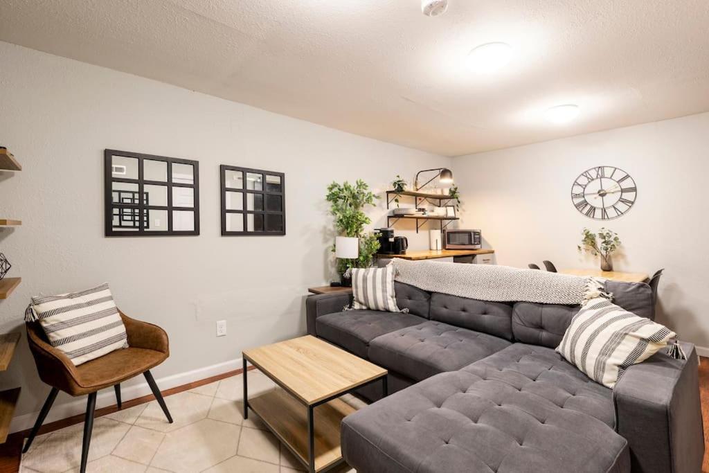 Adorable 2-Bedroom Modern Basement Denver Bagian luar foto