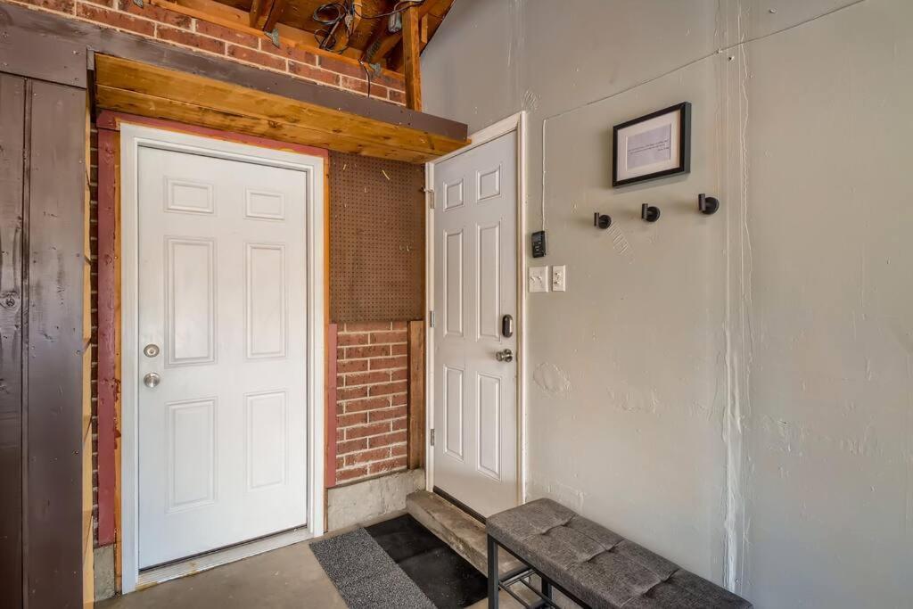 Adorable 2-Bedroom Modern Basement Denver Bagian luar foto