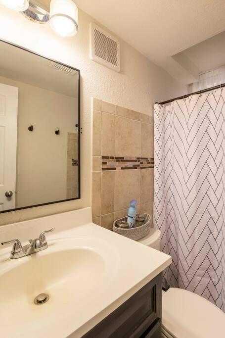 Adorable 2-Bedroom Modern Basement Denver Bagian luar foto