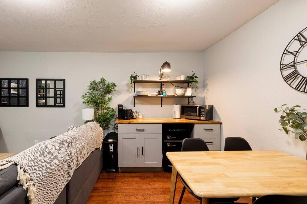 Adorable 2-Bedroom Modern Basement Denver Bagian luar foto