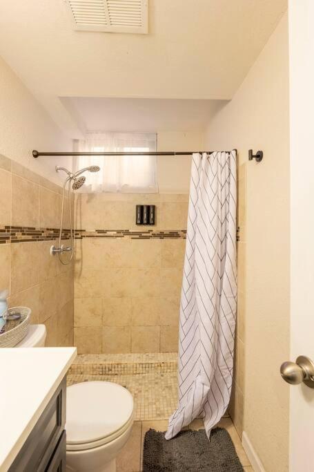 Adorable 2-Bedroom Modern Basement Denver Bagian luar foto