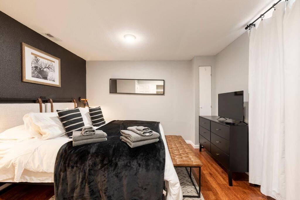 Adorable 2-Bedroom Modern Basement Denver Bagian luar foto