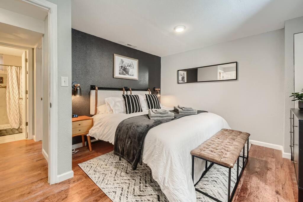 Adorable 2-Bedroom Modern Basement Denver Bagian luar foto