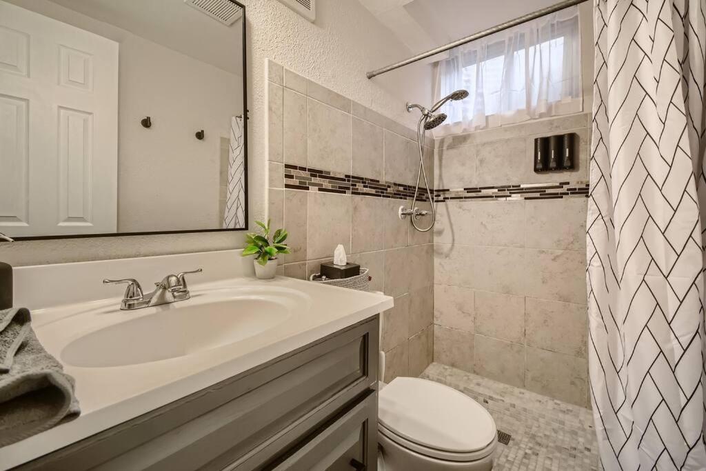 Adorable 2-Bedroom Modern Basement Denver Bagian luar foto