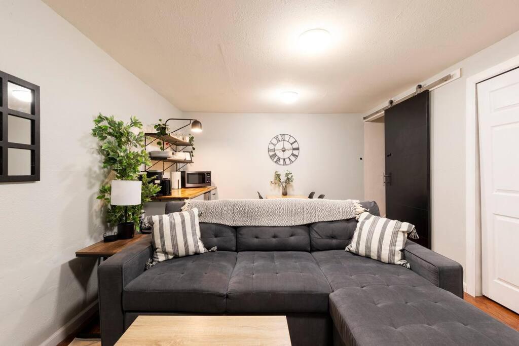 Adorable 2-Bedroom Modern Basement Denver Bagian luar foto