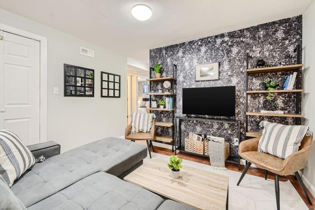 Adorable 2-Bedroom Modern Basement Denver Bagian luar foto