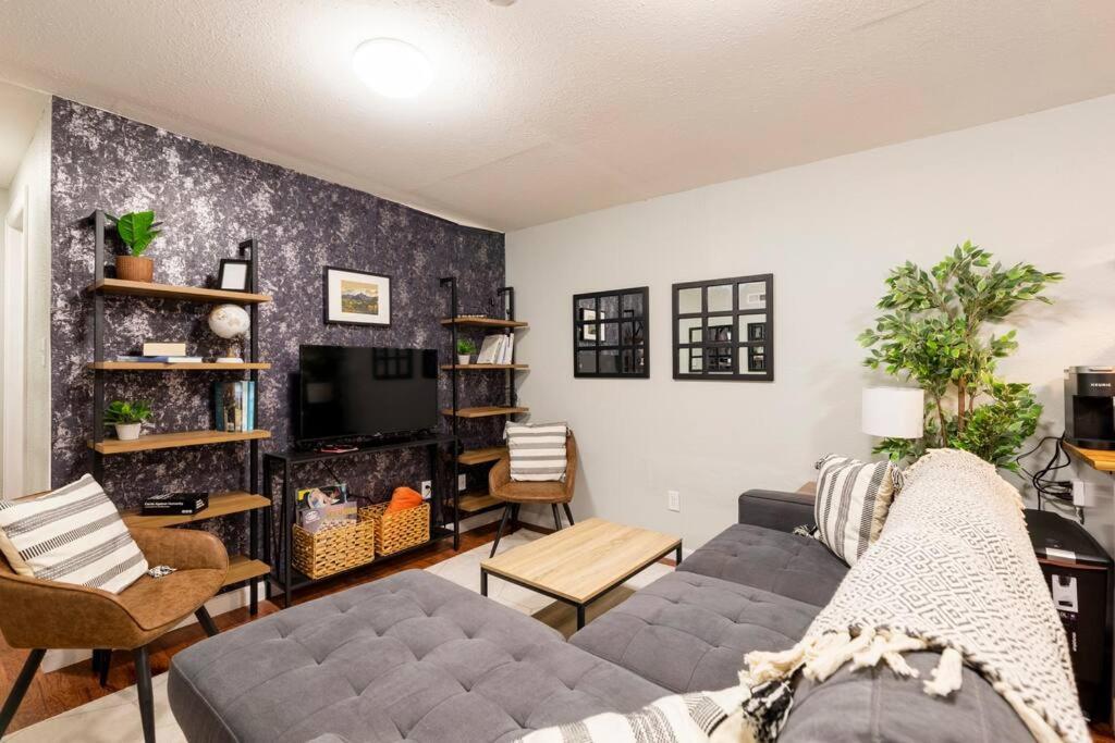 Adorable 2-Bedroom Modern Basement Denver Bagian luar foto