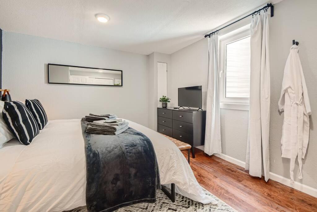 Adorable 2-Bedroom Modern Basement Denver Bagian luar foto