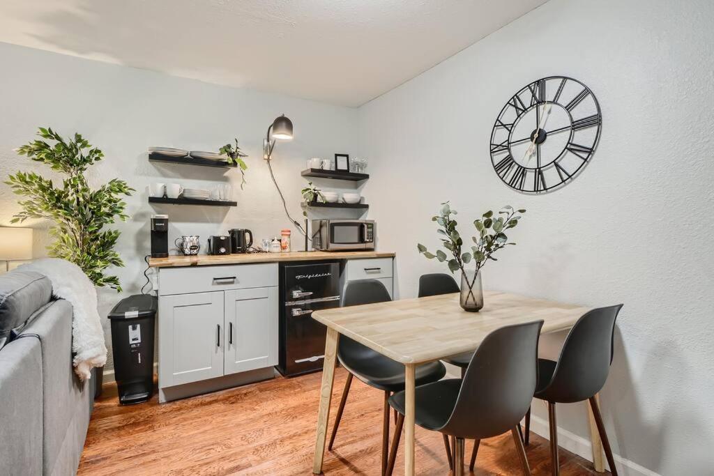 Adorable 2-Bedroom Modern Basement Denver Bagian luar foto
