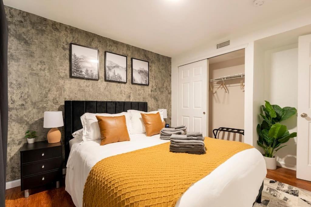 Adorable 2-Bedroom Modern Basement Denver Bagian luar foto